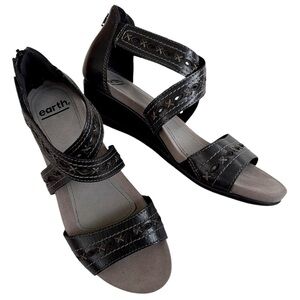 EUC Earth Brand Leather Pisa Hyannis Sandals Black Size 8